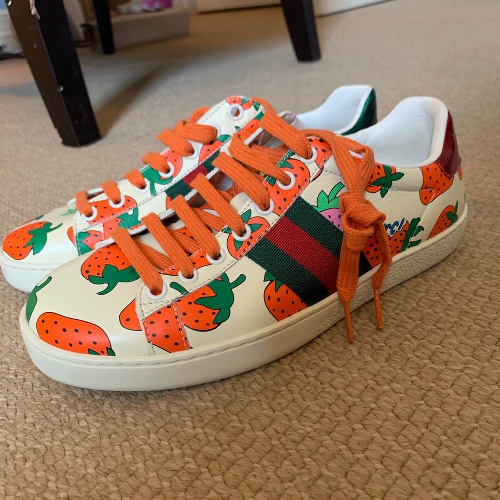 NEVER WORN Strawberry GUCCI Tennis Shoes 🍓